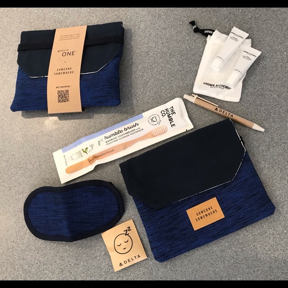 1stClass✈️Toiletry Kit (Delta) - made with natural materials - Picture 1 of 9
